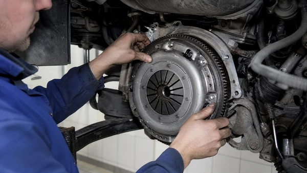 Atelier de mécanique automobile avec pièces détachées de transmission automatique sur établi